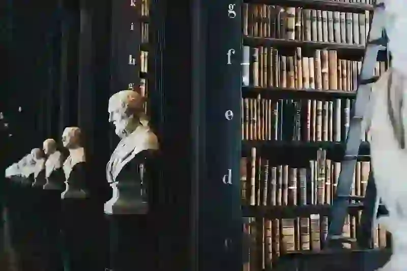 Detalhe artístico de ambiente jurídico com livros e iluminação suave